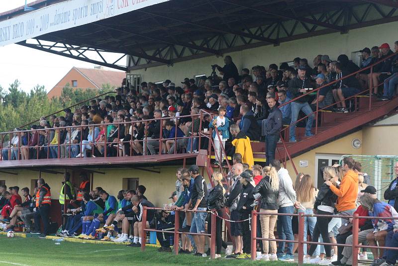 Fotbalisté Uherského Brodu (červené dresy) ve 2. kole MOL Cupu podlehli druholigové Jihlavě 1:2 a v poháru končí.