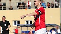Fotbalisté Uherského Brodu (v červených dresech) v 17. kole Fortuna MSFL remizovali s Kroměříží 1:1.