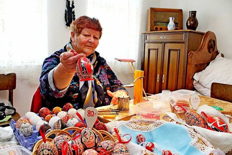 Navzdory koronaviru tvoří Marie Vlčková batikované kraslice celý rok.