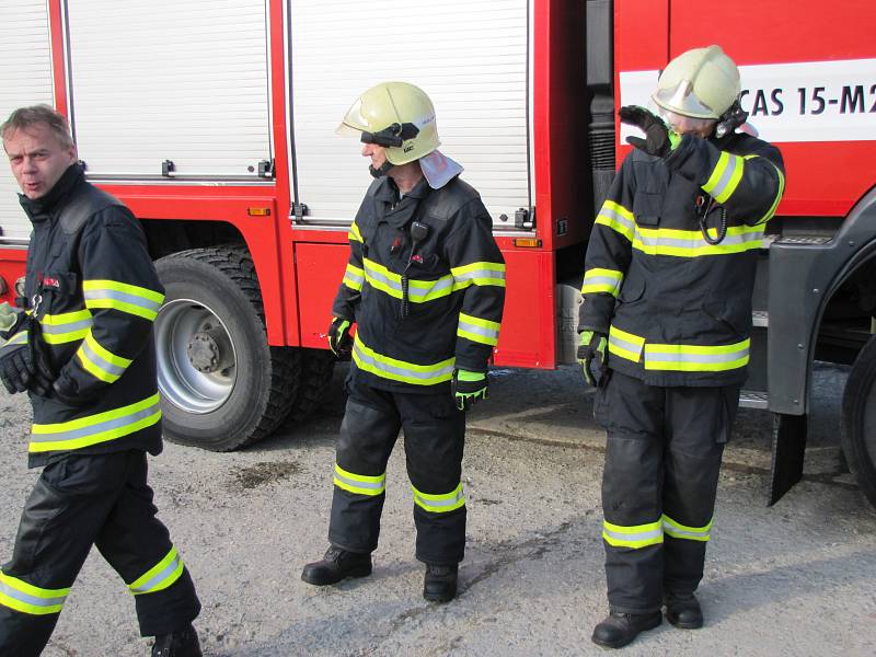 Osobní auto se na přejezdu u Uherského Ostrohu srazilo s vlakem.