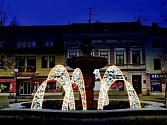 Vánoční čas obyvatelům a návštěvníkům Uh. Hradiště mají vyšperkovat nově osvětlená náměstí včetně desítek domů, kašny na Mariánském náměstí i vánoční výzdoba okrajových částí města.