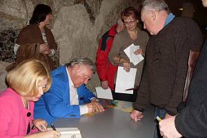 Erich von Däniken při autogramiádě v Městském divadle Zlín 12. ledna 2012.