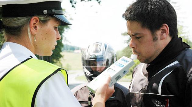 Policisté v Chřibech kontrolovali i případný alkohol v krvi motorkářů.