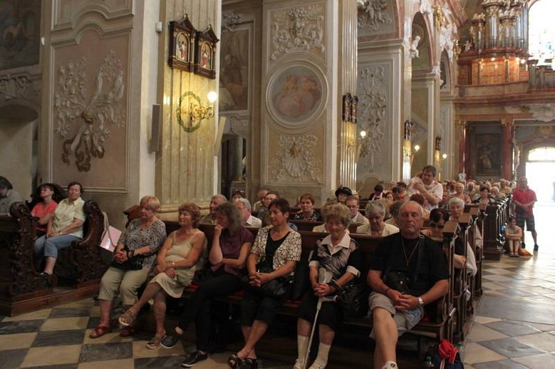 Někteří poutníci vyhledávali chládek v bazilice, kde mši doprovázela Filharmonie Bohuslava Martinů Zlín.