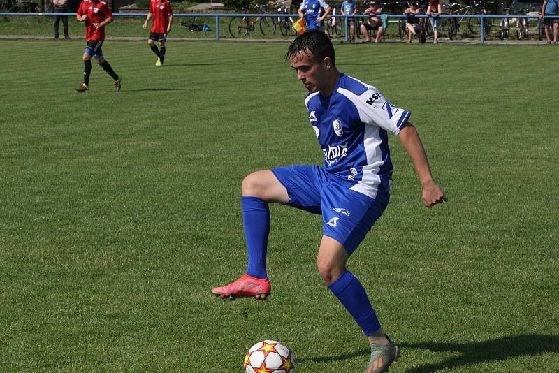 Fotbalisté Babic (červené dresy) ve 25. kole okresního přeboru Uherskohradišťska zdolali předposlední Březolupy 2:0.