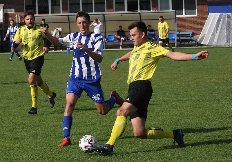 Fotbalisté Kunovic (žluté dresy) v 9. kole krajské I. A třídy skupiny B podehli doma Nedachlebicím 0:3 a v tabulce zůstali předposlední.