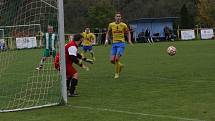 Fotbalisté Starého Města (žluté dresy) v 11. kole I. B třídy skupiny C deklasovali domácí Ostrožskou Novou Ves 8:1.