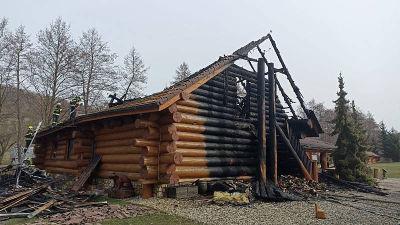 Vyhořelá hospoda Na Srubu ve Ski Parku Osvětimany.