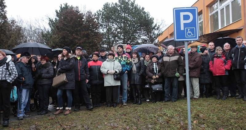 Pietního aktu na místě tragédie v Uherském Brodě se zúčastnily stovky lidí.