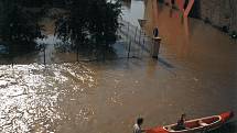 12.7.1997 kolem 13.30 hod. – Proud ženoucí se vody od Moravního nábřeží ulicí Jana Blahoslava. (Já na loďce, foto z domu č.p. 373).