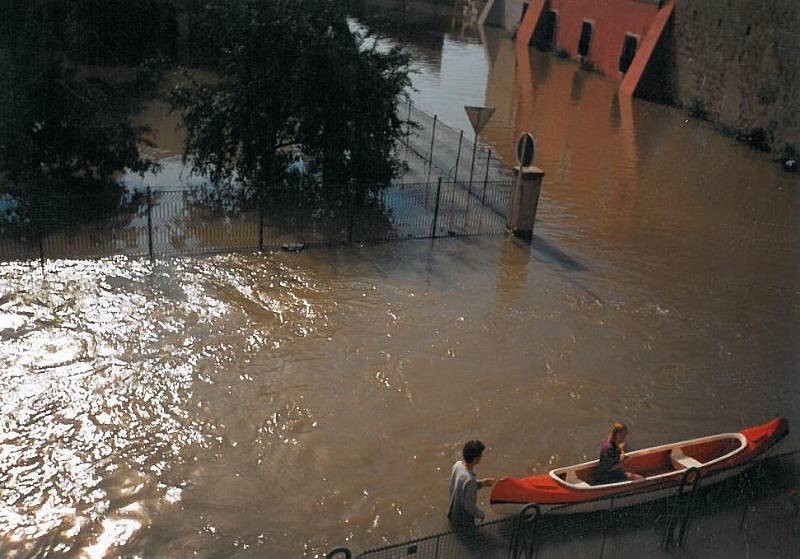 12.7.1997 kolem 13.30 hod. – Proud ženoucí se vody od Moravního nábřeží ulicí Jana Blahoslava. (Já na loďce, foto z domu č.p. 373).