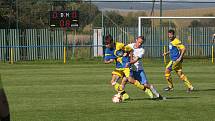 Fotbalisté Slavkova (modré dresy) v 7. kole I.B třídy přehráli oslabený Tlumačov 3:0.