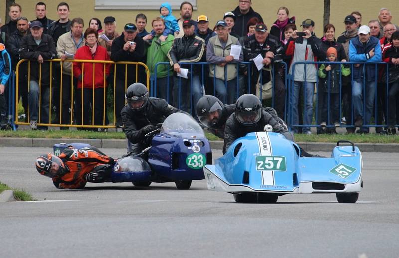 Starým Městem se po roce opět rozléhalo burácení motorů. Tamní městský okruh totiž hostil XIII. ročník Slováckého okruhu, mezinárodního závodu historických motocyklů „O cenu Bohumila Kováře“.