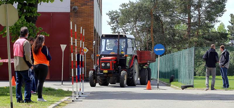 Střední odborná škola a Gymnázium Staré Město - Soutěž jízdy zručnosti traktorem .