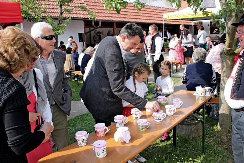 Do slováckých písniček v podání dětí se v nádvoří Muzea keramiky v Tupesích zaposlouchali rodiny malých zpěváčků.