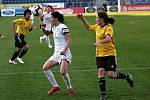 Fotbalistky Slovácka (v bílých dresech) na Městském stadionu Miroslava Valenty zdolaly Horní Heršpice 2:1.