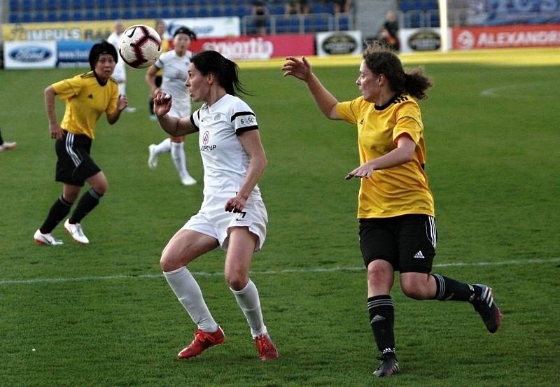 Fotbalistky Slovácka (v bílých dresech) na Městském stadionu Miroslava Valenty zdolaly Horní Heršpice 2:1.