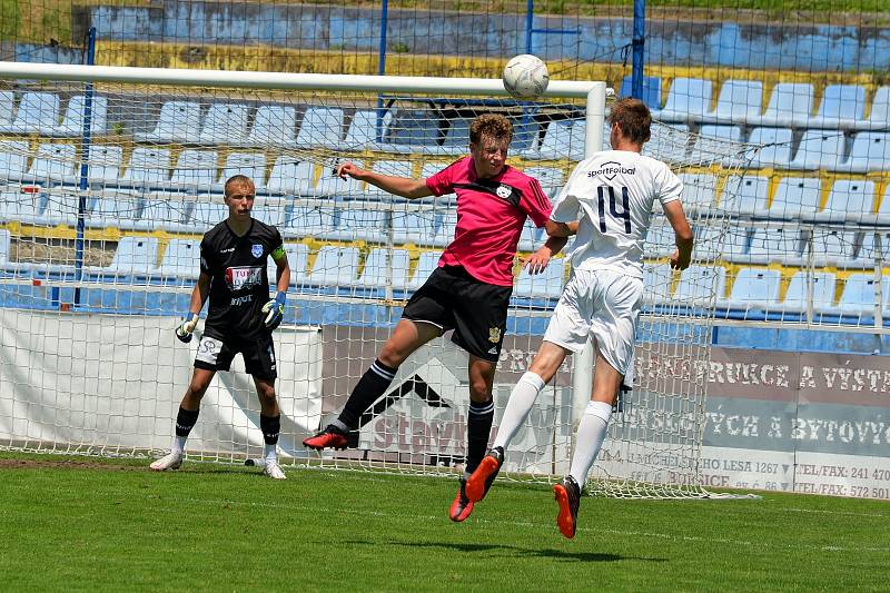 Mladší dorostenci Slovácka (bílé dresy) přehráli Znojmo 6:1.