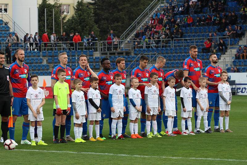 Fotbalisté Slovácka (v bílých dresech) proti Plzni