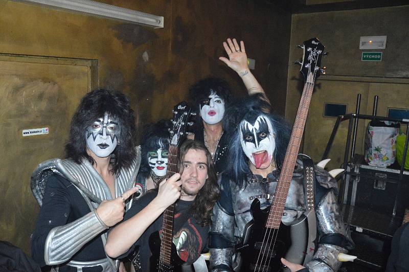 Maďarští Kiss Forever Band na Míru věrně napodobili živá show americké kapely KISS.