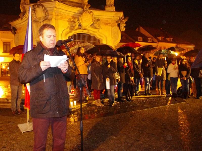 Ani vydatný déšť neodradil v pondělí 17. listopadu v Uherském Hradišti na tři stovky těch, kteří si 17 minut po 17. hodině přišli k morovému sloupu na tamní Mariánské náměstí zavzpomínat na revoluční dny před čtvrt stoletím.