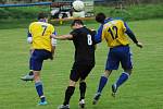 Fotbalisté Buchlovic (ve světlém) byli v duelu s dosud vedoucími Košíky všude o krok rychleji a po zasloužené výhře 2:0 svého soupeře vystřídali na první příčce tabulky. 