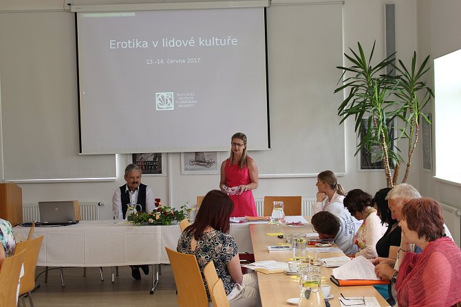 Dvoudenní konference na téma Erotika v lidové kultuře se v prostorech archeologického oddělení Slováckého muzea zúčastnilo na pětatřicet odborníků a přednášejících.