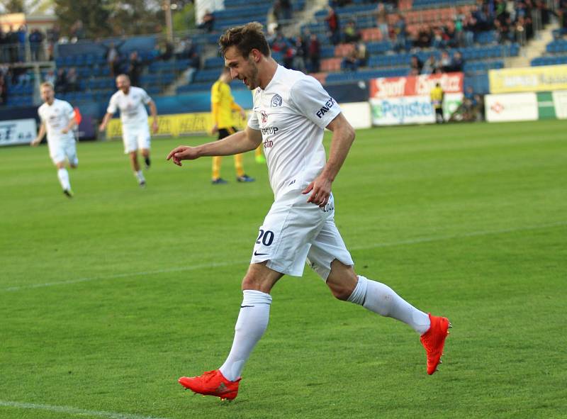 1. FC Slovácko - MFK Karviná (ve žlutém)