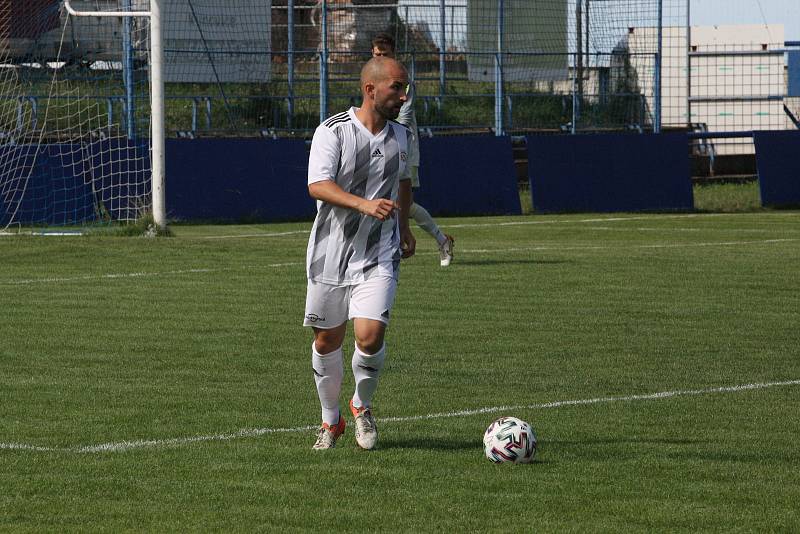 Fotbalisté Kunovic (modré dresy) prohráli v prvním zápase nové sezony doma s Těšnovicemi 0:3.