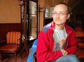 Michal Čagánek je spisovatel, básník, ilustrátor i písničkář. Prozatím stále žije v rodných Nezdenicích. 