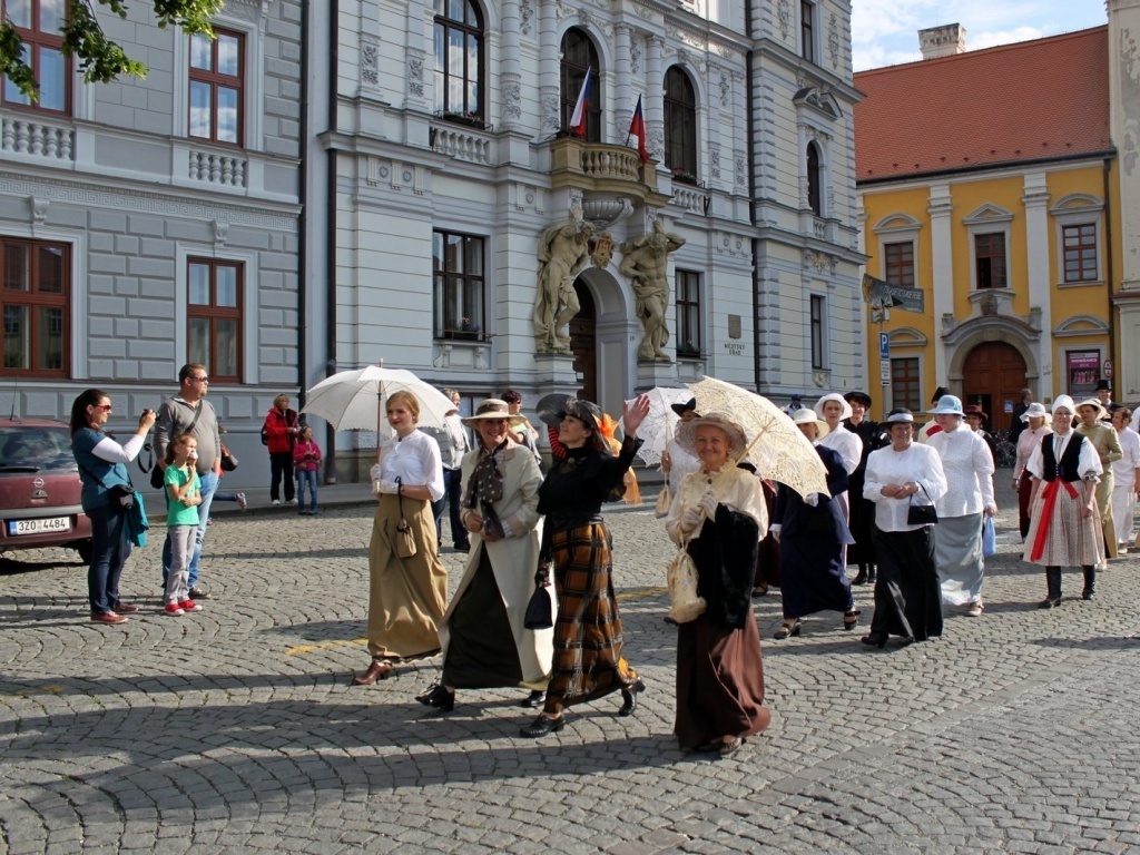 100. výročí Slováckého muzea: Hradištěm prošel krojovaný průvod - Slovácký  deník