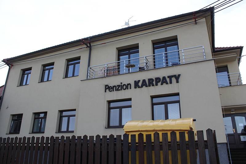 Obec Slavkov na úpatí Bílých Karpat. Penzion Karpaty.