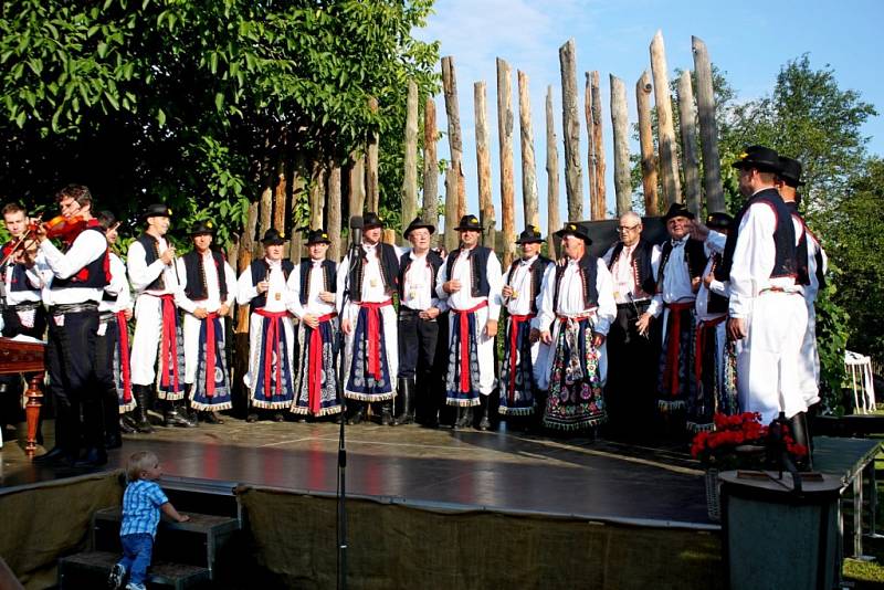 MEDOVÉ PĚNÍ. Lidové písně zněly v sobotu odpoledne a večer areálem kudlovické chalupy U Strmenských.