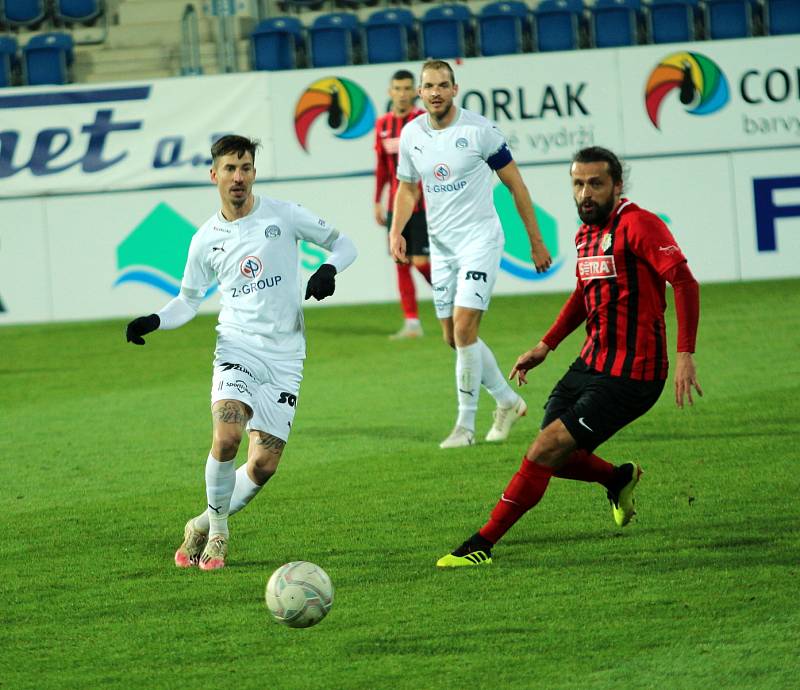 Fotbalisté Slovácka (v bílých dresech) proti Opavě