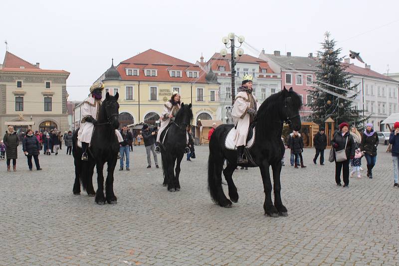 Se třemi králi na koních kráčel Hradištěm  velbloud Paša. Zastavili se i na radnici, kde je přivítal starosta města Stanislav Blaha se svými místostarosty.