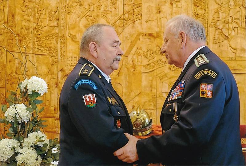Nejvyšší vyznamenání pro dobrovolné hasiče převzal i Broďan Miloslav Michalčík (na snímku vlevo).