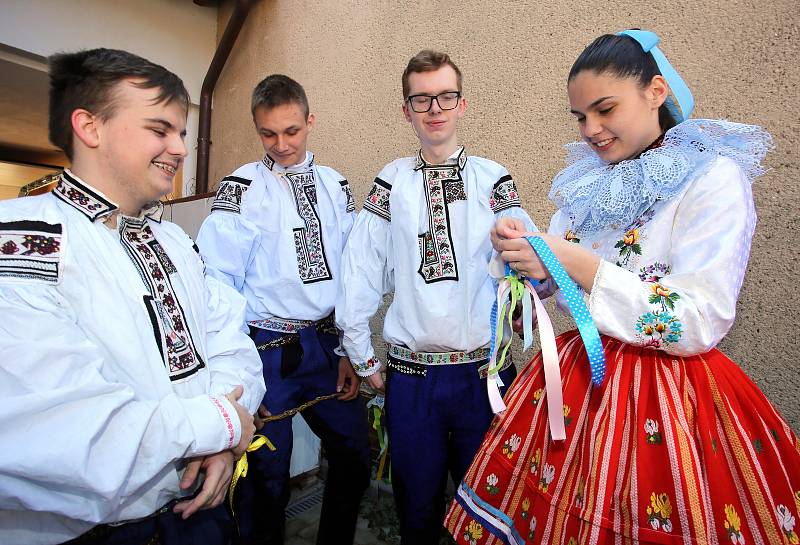 Velikonoční obchůzka   družiny  Vlčnovského  krále  Martina Dareka Franty ve Vlčnově.U Barbory Tomaštíkové.