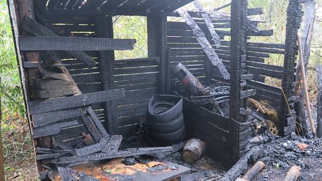 Dva hořící zanedbané objekty u Traplic hasily tři jednotky hasičů