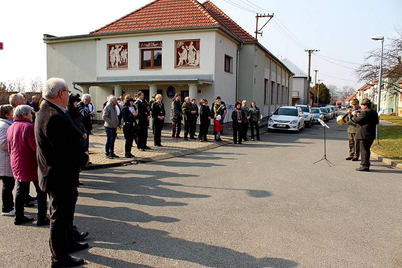 TROUBILI A POPÍJELI. Myslivečtí trubači z různých koutů Česka ve Véskách koncertovali, ale také koštovali 129 vzorků vína.