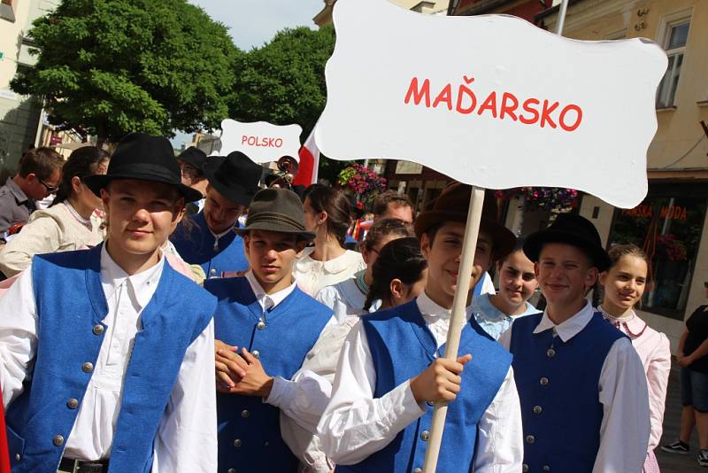 Krojovaný průvod v ulicích Uherského Hradiště tradičně patří k zahájení Kunovského léta. 