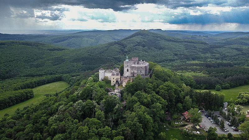 Buchlov (německy Buchlau) je královský hrad stojící na stejnojmenném kopci v Chřibech nad Buchlovicemi.