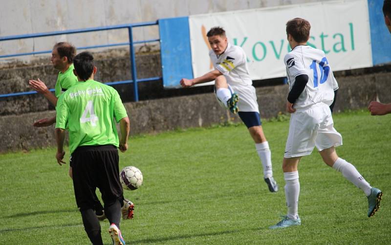 21. kolo Okresní přebor OFS Uherské Hradiště:  Jarošov (v bílém) – Bílovice 5:0