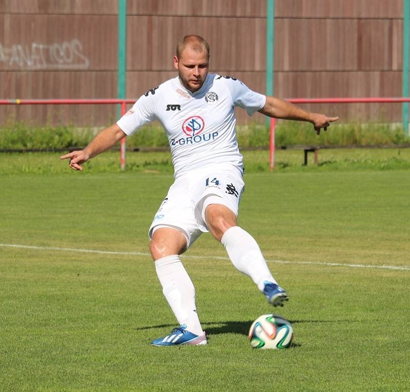 Někdejší ligový obránce Miloslav Penner (v tmavém) poznal, jak bolí fotbal v okresním přeboru. Jeho Hluk B navíc na hřišti Slovácka C prohrál 1:3.