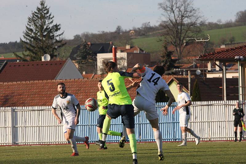 Fotbalisté Hluku (fosforové dresy) v dohrávce 10. kola krajské I. A třídy skupiny B deklasovali Bojkovice 8:1.