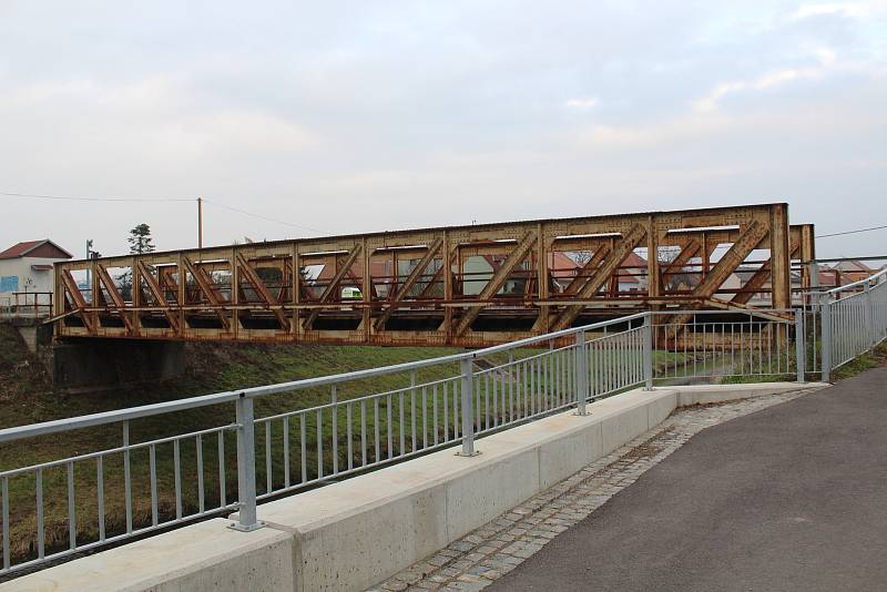 Železniční přejezd vedle mostu přes řeku Olšavu v kunovické ulici Potočná, kde vlak fotografa srazil.