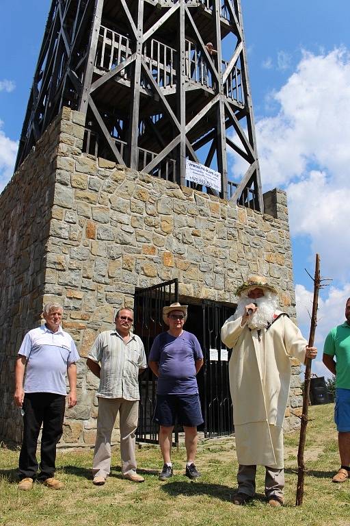 Na vrcholu Velkého Lopeníku se v sobotu 19. července uskutečnilo tradiční setkání Čechů a Slováků. 