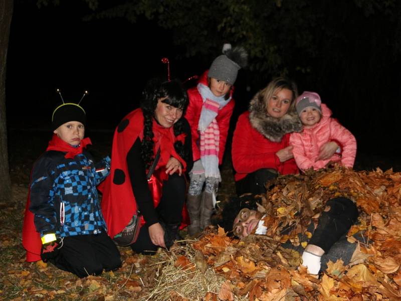 Brouka Mílu ve Strání zakryli peřinou z listí a uložili k zimnímu spánku.