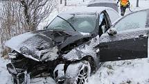 Ledovka na Boží hod potrápila řidiče. Hasiči museli odpoledne během 80 minut zasahovat hned u pěti nehod na Uherskohradišťsku a Vsetínsku, 25. 12. 2021