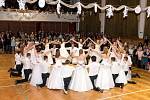 Plesu ve Vlčnově dominovala polonéza deváťáků i dolněmčanské Retrobabky