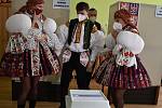 Těsně před zahájením hodového programu v sobotu 9. října v Polešovicích přišli stárci a stárky volit v krojích